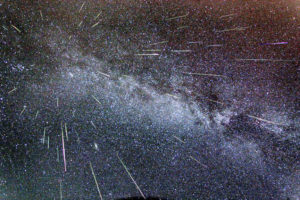 A kép forrása: http://www.universetoday.com/121599/kick-back-look-up-were-in-for-a-great-perseid-meteor-shower/