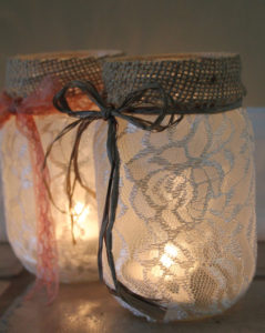 A kép forrása: http://www.adventuresofamiddlesister.com/2012/08/diy-mason-jar-luminaries.html